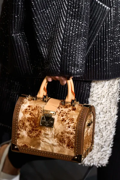 Look 77